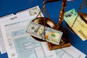 Individual Income Return Tax Law scales of justice criminal liability for non-payment of taxes of