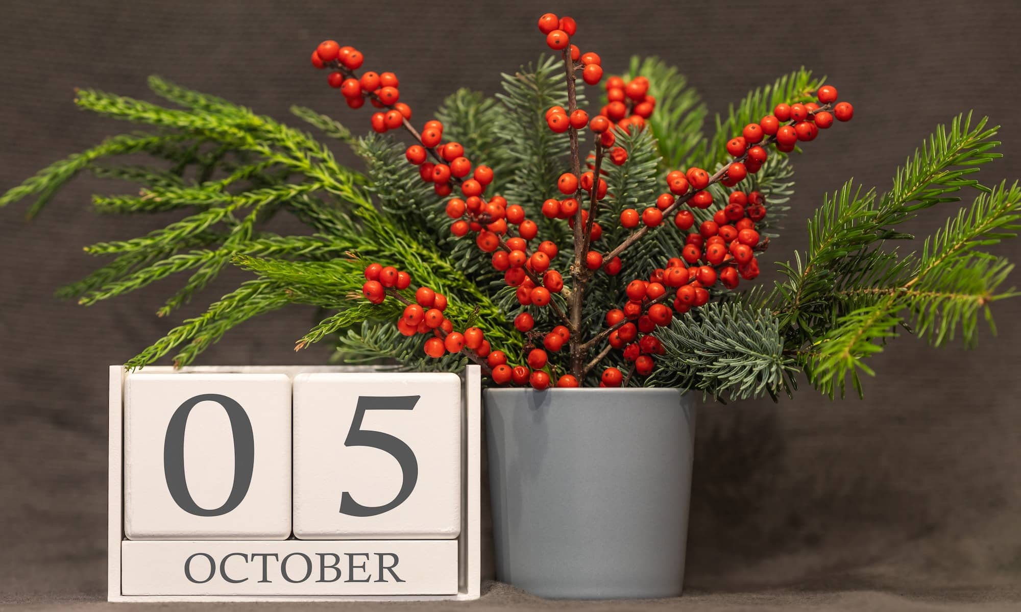 Memory and important date October 5, desk calendar - autumn season.