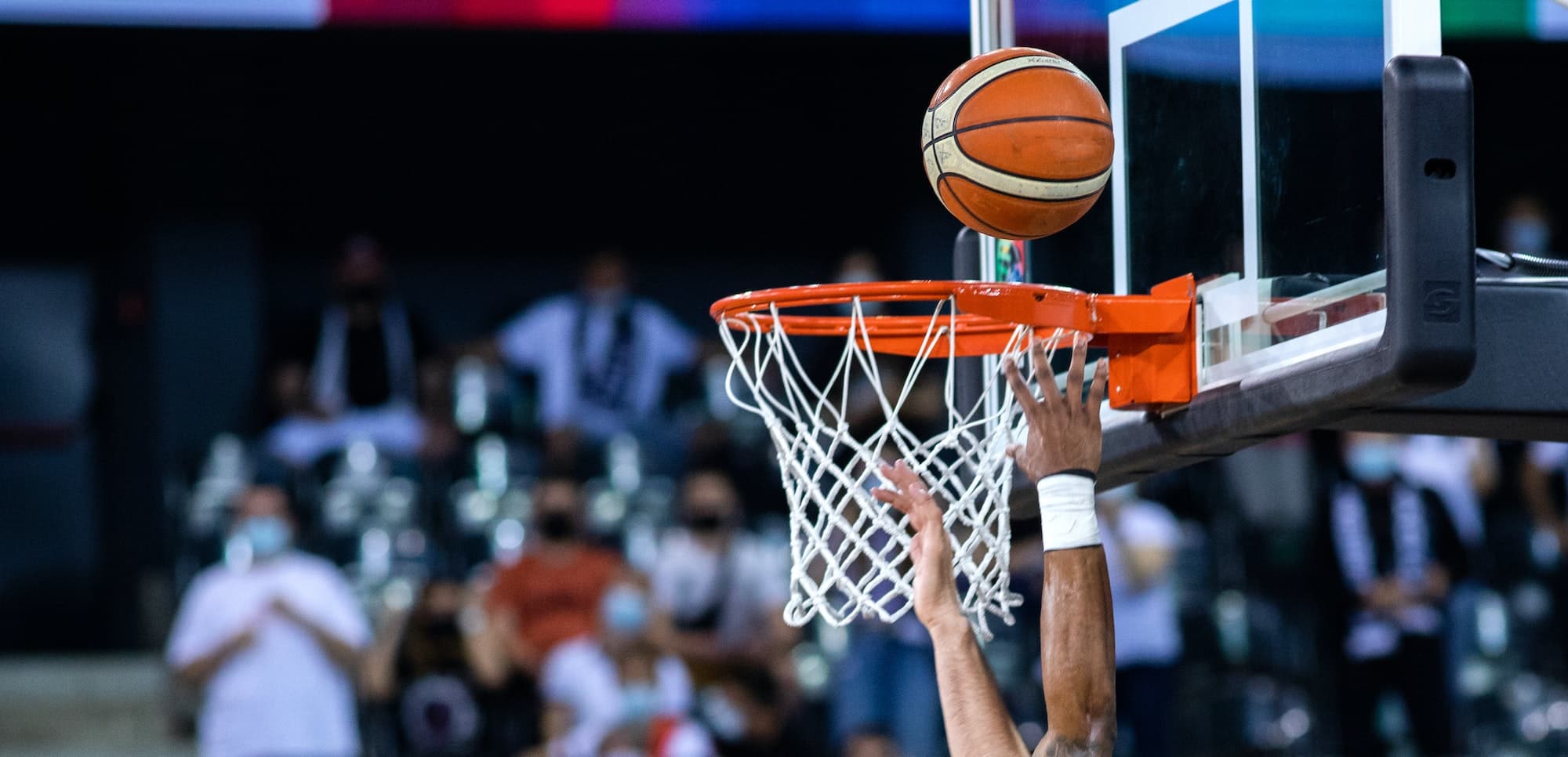 basketball going through hoop during game_métiers bien payés sans diplômes